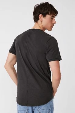 Cotton On Men Scooped Hem T-Shirt -boohooMAN store 3611468 01 3 scaled